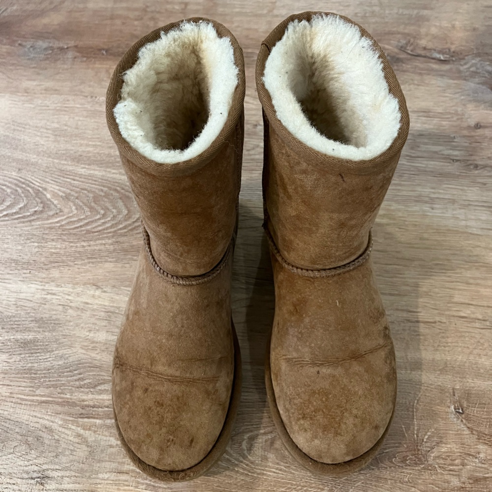 Uggs Size 6 Short Chestnut